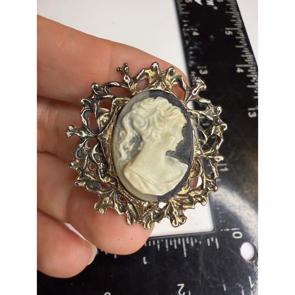 Vintage Cameo Brooch Pin Gold Tone Ornate Filigree Victorian Style Cream Black
